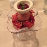 マ プール - いちごのパルフェです　上にカシスソースが乗せてあって自分で掛けていただきます　一番下にルバーブが潜ませてあります