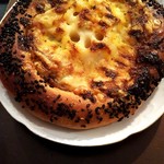 マルヨシ堂 - 蓮根と黒ゴマが香ばしいおかずパン