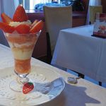 資生堂パーラー - 愛媛県北宇和郡 あかまつ農園産 あまおとめのストロベリーパフェ