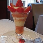 資生堂パーラー - 愛媛県北宇和郡 あかまつ農園産 あまおとめのストロベリーパフェ