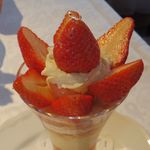 資生堂パーラー - 愛媛県北宇和郡 あかまつ農園産 あまおとめのストロベリーパフェ