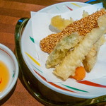 Shimmaiko Gaden Hoteru - 揚物：白魚　公魚　春野菜の天婦羅　海老のキヌア揚げ