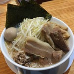 しずる - 醤油ラーメン(大盛り＋全のせ) 
            ニンニク 普通 アブラ 増量