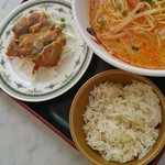 シンガポール海南鶏飯 - 揚げ鶏とジャスミンライス