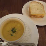 カボーロ・ネロ - ニンジンとリンゴのスープ　天然酵母の手作り米粉パン　ランチセット900円