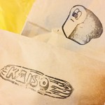 85303760 - 紙袋にはパンの絵柄のスタンプ。ビニール袋などはないので持ち帰ってからの保存法には注意。