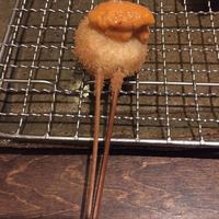 串揚げキッチン だん 十三店 - 子持ち昆布の生うに乗せ 燻製塩