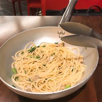 テストキッチンエイチ - フライパンで供されるボンゴレ