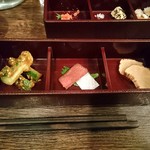 酒場それがし - きゅうりの味噌和え、まぐろのカラスミ、いぶりがっこ