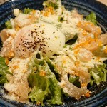 日本酒原価酒蔵 - ありた鶏と温玉のシーザーサラダ