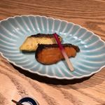 Misoduke Kasuduke Kurama Atore O Oimachi Ten - 《生ビールとおつまみセット》の本日の味噌漬け焼き魚。セット内容はこの他に生ビール・グラス、お通し
                        おつまみ三品盛り。