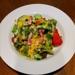 Saramanje Hiro - ランチセット 季節のサラダ(イチゴのサラダ)
