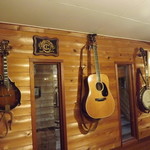 ブルーグラス - 食堂にはビルモンロー型のフラットマンドリンも
