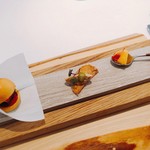 ラ クレリエール - 2018.4.  アミューズ
      日本鹿のミニバーガー・鴨のリエット・枇杷とチョリソー