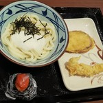 丸亀製麺 - 釜玉うどん　税込350円　と　めんたいこむすび、いも天、えび天（2018.05.06）