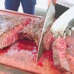 異国精肉店ザ・アミーゴス - 豪快に切ります！