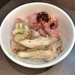 麺屋りゅう - 週替わり丼（3種類のチャーシュー丼）（肩ロース + 豚バラ + 鶏モモ）