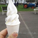 八紘学園 農産物直売所 - ミニサイズをカップで
      後ろのトラクターは双子さんのお気に入りでした♪