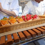 トラン・ブルー - デコポンのペストリーとイチゴのデニッシュ
      かなりタイミングが良くないと買えません。