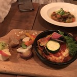 ＋Veganique - Aセット、ベジラザニアとミネストローネ（奥）