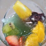 慈げん - パフェグラスの底に集まったフルーツ達