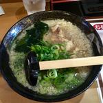 ラーメン工房　はっぴ - 軟骨そーき麺(¥920)大盛(+¥120)
      口の中でトロリと蕩けるような食感の軟骨そーき。一見脂が強そうだが、その旨味がスープに溶け出て一層優しい味に仕上がっている。ただただ美味！名作である。