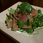 伊酒や 春木屋 - カツオとパクチーのマリネサラダ680円