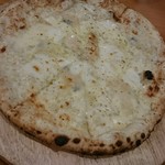 ピッツァ モーレ - 『クワトロフォルマッジ』1380円