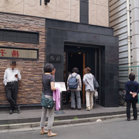 鮨政 西口店 - 外観　開店前でも結構人がいます。