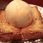 興 - メープルバニラトースト」:トーストがサクサク！甘さを控えたバニラアイスとメープルシロップ♪