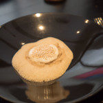 restaurant Akrame - これが一番摩訶不思議なメニューだった。中はカニの身をほぐしたやつが入ってて温泉卵みたいなのがかかってる。あとはつぶつぶの食感とチーズの味。