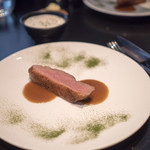 restaurant Akrame - メインの肉は奥の器のカプチーノの泡に浸して食べるらしい。肉はあまり柔らかくなかった。