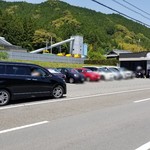 Menya Fuji - 12時前には駐車場も溢れてしまいます。