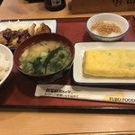 尼崎富松町食堂 - 鳥の照り焼き、玉子焼き、ご飯、味噌汁、なめ茸おろし