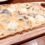 ベースキューカフェ by ロイヤルガーデンカフェ - 4種のチーズのピザ ハーフ