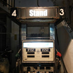 鉄板×BAR×炭焼 STAND - このガソリン給油機が目印なの(^ - ^)/アバンギャルドよねぇ。お店の入口は階段で2階に上がったトコよ。