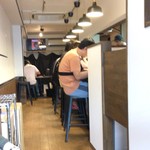 クラム＆ボニート 貝節麺ライク - カウンター奥に３人がけテーブル１脚