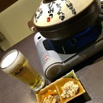 Akakara - 生ビール¥594と付出し¥432と赤から鍋3番¥1069×2人前