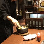 焼肉 おはな - 熱くて混ぜるのやだなと。お店の方が、コチュジャン入れながら、これでもかと混ぜます！これだけ自分じゃできません！