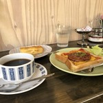 古本屋 カフェ サニーハウス - ポークソーセージトーストオリジナルセット