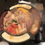 ねんりん - グツグツ煮えてきたら、周りのチーズやコチジャンソースに絡めていただきます