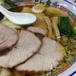 とら食堂 - 肩ロース(手前)、豚バラ(奥でスープに沈んでる)、内もものかぶり部位を炙った(中央の細いの)三種類の焼豚。
