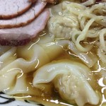 とら食堂 - ワンタン。生地が大きく、トゥルトゥルでとても美味しい！