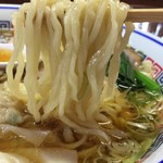 とら食堂 - 手打ちの平打ち縮れ麺。喉越しが良く、コシが強いです。啜り甲斐のある麺！