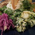 紫キャベツのマリネ、野菜と豆のサラダ、春キャベツのココナッツ蒸し煮