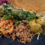 発芽ムング豆と人参のラペ、ココナッツふりかけ、スパイスポテト