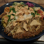 スパイスカレー モクロミ - スパイシータコライス；パパドを散らして