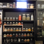 スパイスカレー モクロミ - 内観；各種スパイスが整然と置かれていました