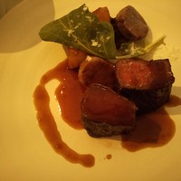 ジャルダンドゥボヌール - 国産牛肉のロースト西洋わさびのソース自家製サルシッチャとレンズ豆の煮込みインカの目覚めキャラメリゼ