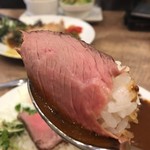 本町ビストロ ボンヴァン - ローストビーフを乗せて食べてみる、当然単体でも美味しい〜〜